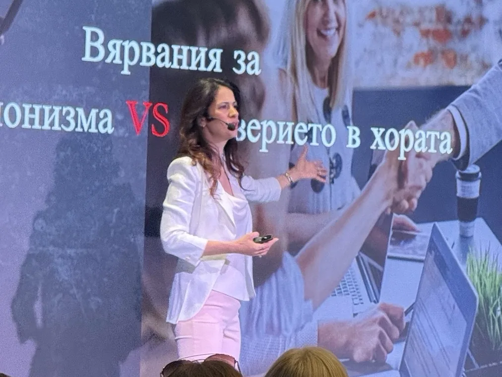 Магдалена Николова, треньор на програмата, по време на лекция за вярванията и доверието в хората